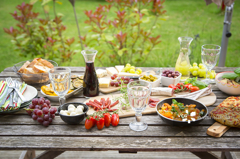 花园餐桌上的地中海开胃菜图片素材