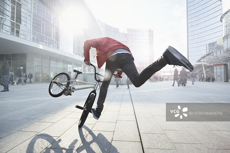 BMX自行车手在城市地区表演特技图片素材
