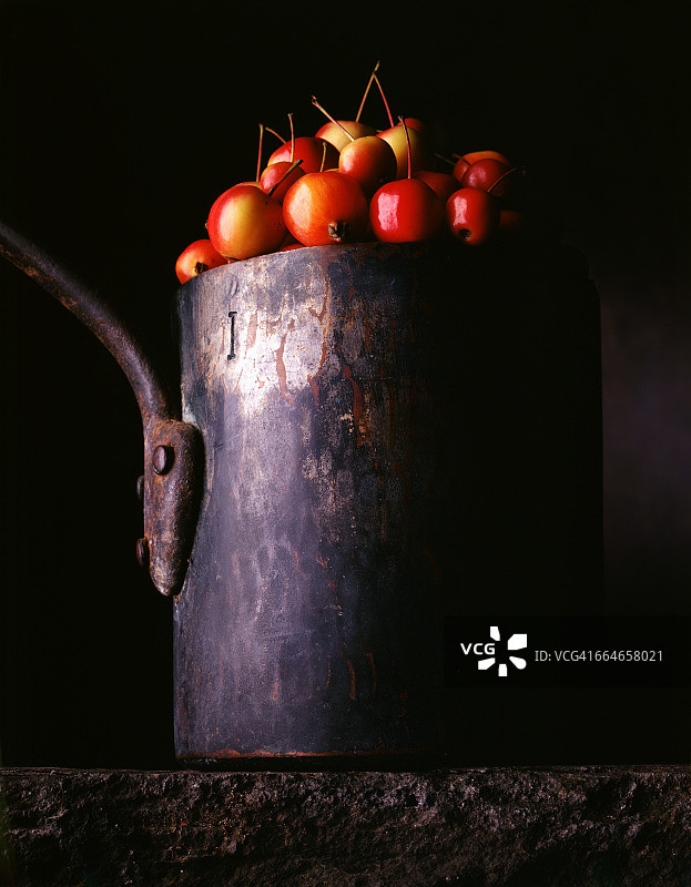 复古罐中的雷尼尔樱桃图片素材