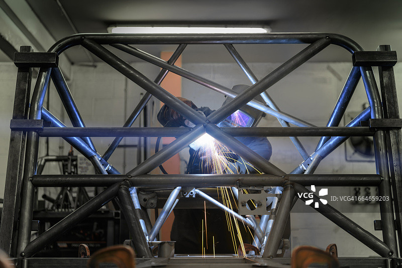 焊接工在赛车工厂焊接防滚架图片素材