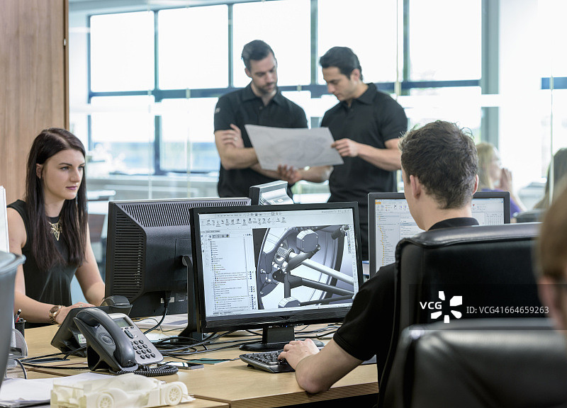 工程师在赛车工厂使用CAD设计图像工作图片素材