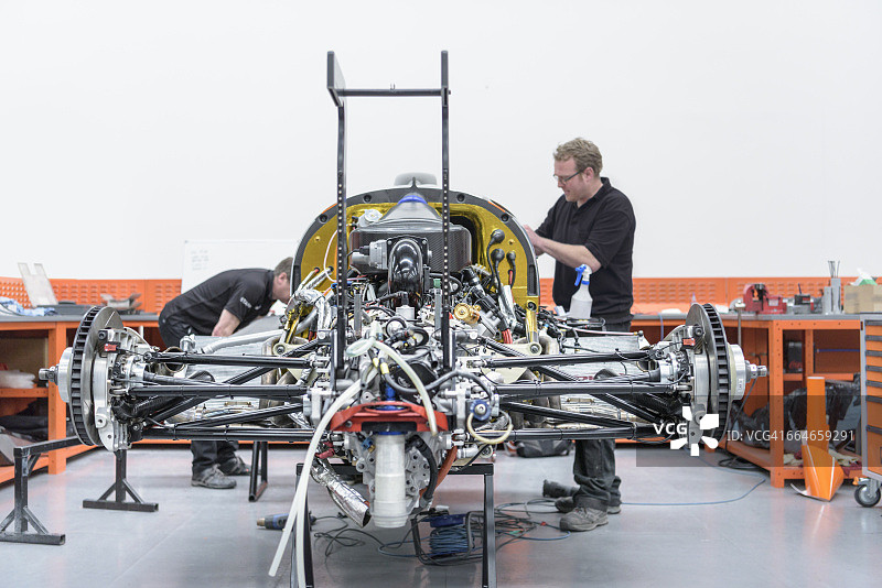 工程师在赛车工厂制造赛车图片素材