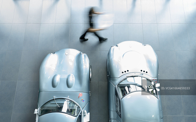 工程师在赛车工厂检查经典赛车，俯视图图片素材