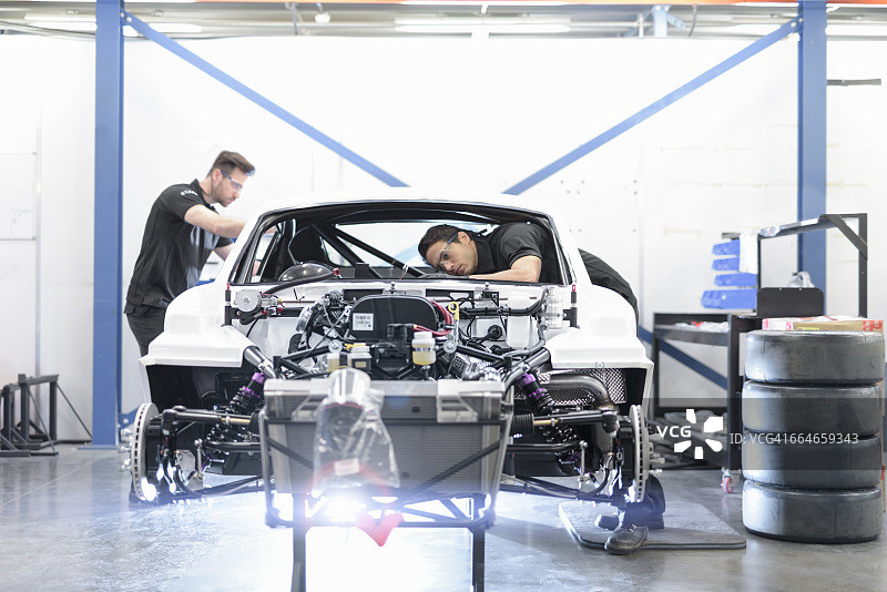 工程师在赛车工厂制造汽车图片素材