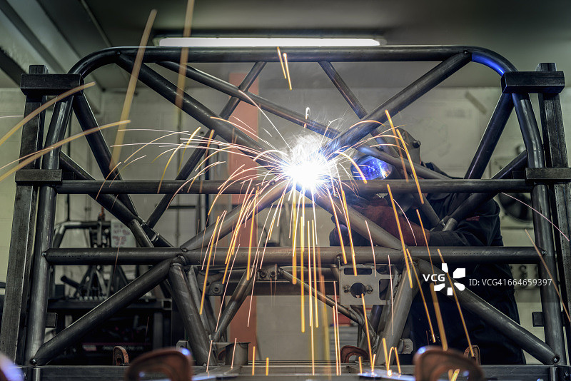 焊接工在赛车工厂焊接防滚架图片素材