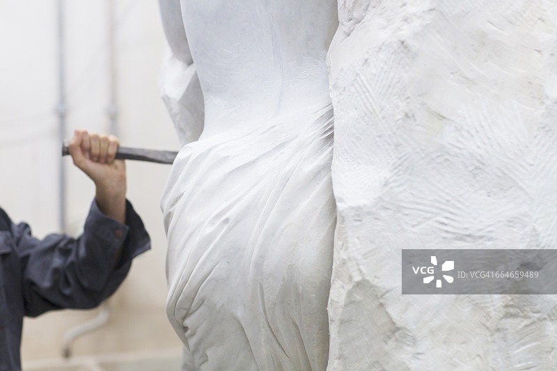 石匠用凿子和木槌创作雕塑图片素材