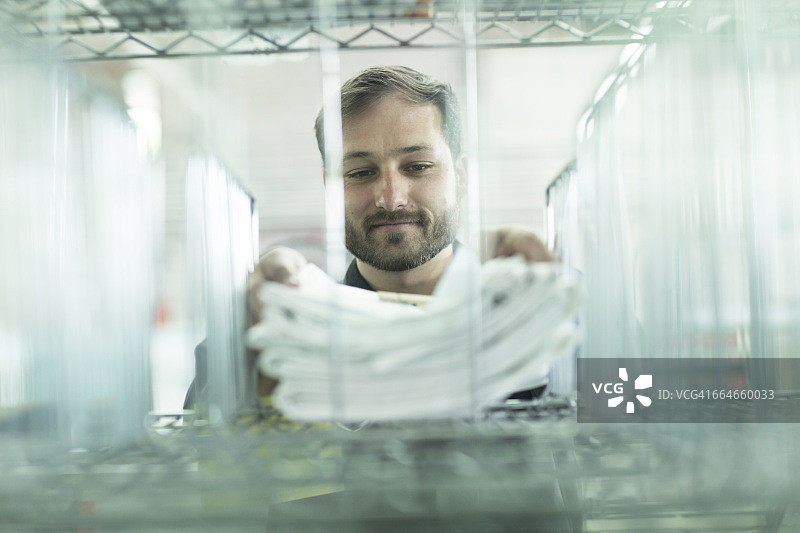 男人堆放防滚架图片素材