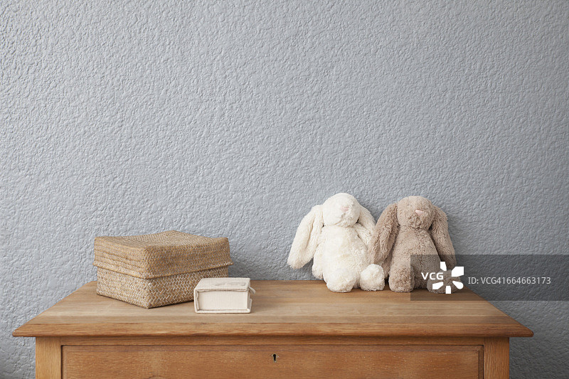 婴儿房抽屉柜上的柔软玩具图片素材
