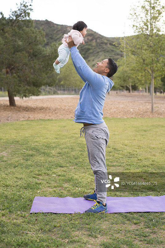 父亲在公园里和宝宝一起锻炼图片素材