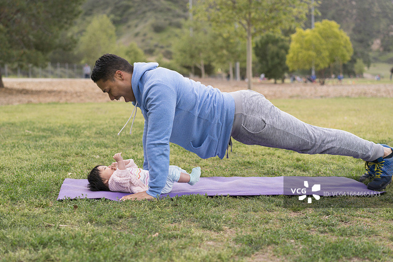 父亲在公园里和宝宝一起锻炼图片素材
