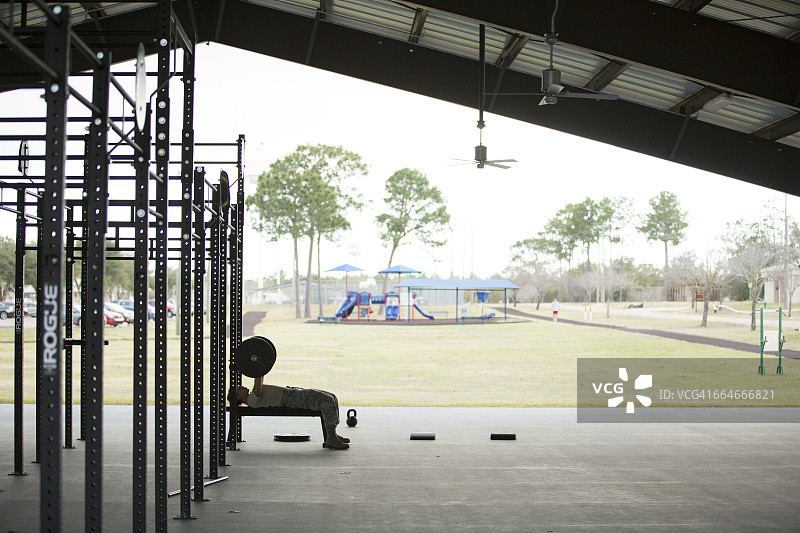 空军基地里举杠铃的士兵剪影图片素材
