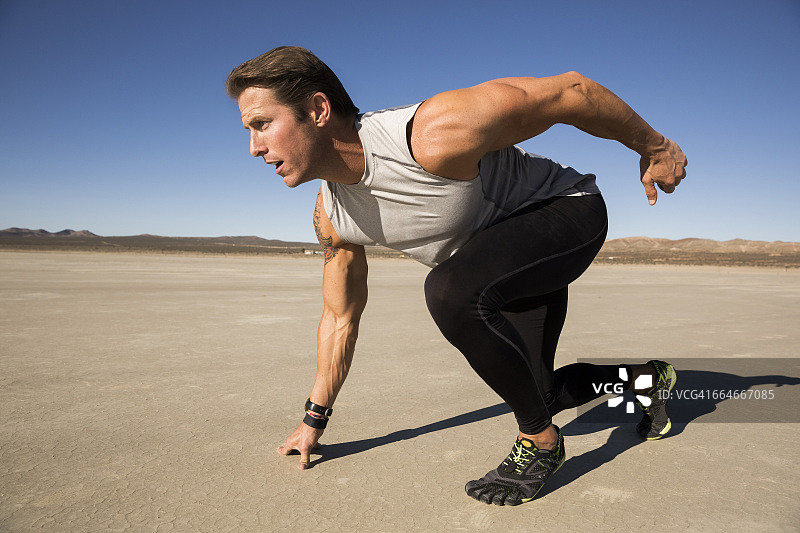 在加利福尼亚州埃尔米拉奇干涸湖床上起跑的男人图片素材