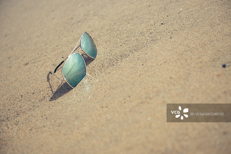 太阳镜反射的佩兰波斯海岸线图片素材