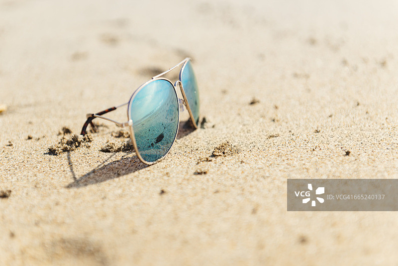 反射海岸线的镜像太阳镜图片素材
