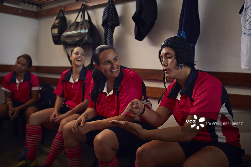 比赛前互相鼓励的女子橄榄球运动员图片素材