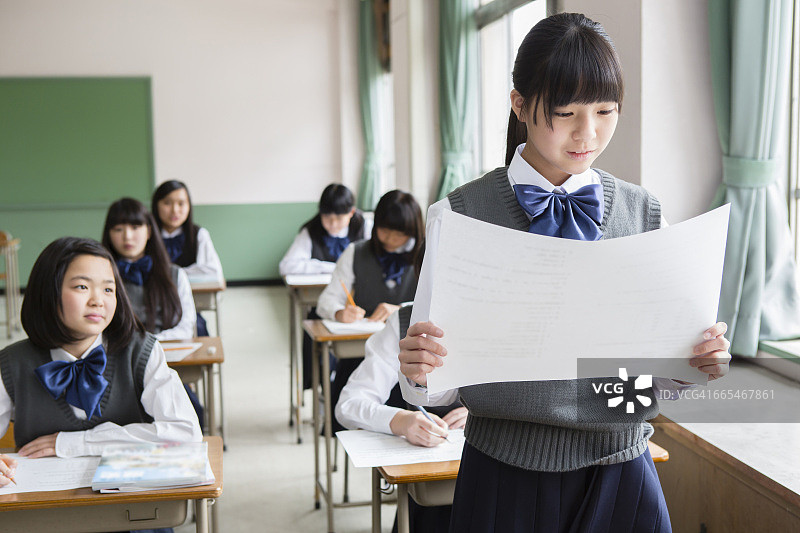 向日本女孩发布的公告图片素材