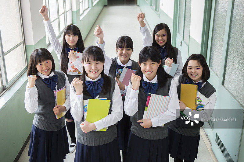 站在走廊上的日本学生图片素材