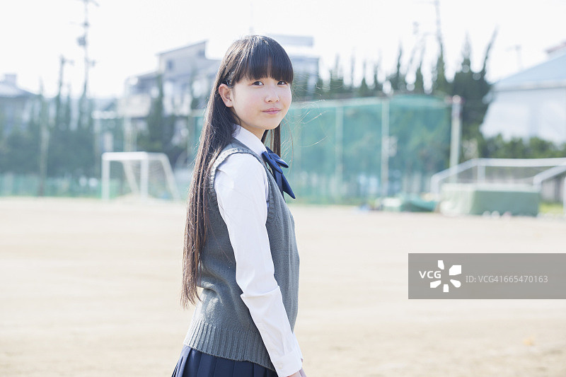 站立的日本女学生图片素材