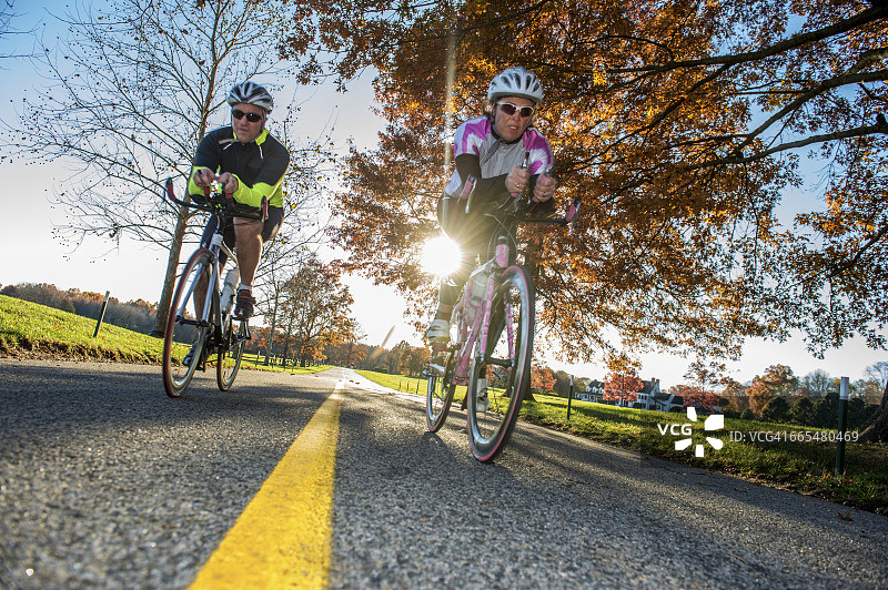 骑自行车者在道路上骑行的倾斜视角图片素材