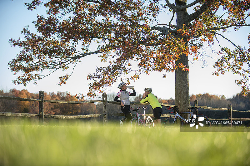 骑自行车的人在栅栏旁休息图片素材