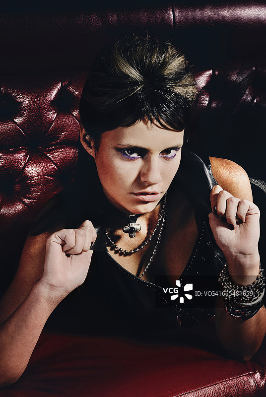 摇滚风格的女人肖像图片素材