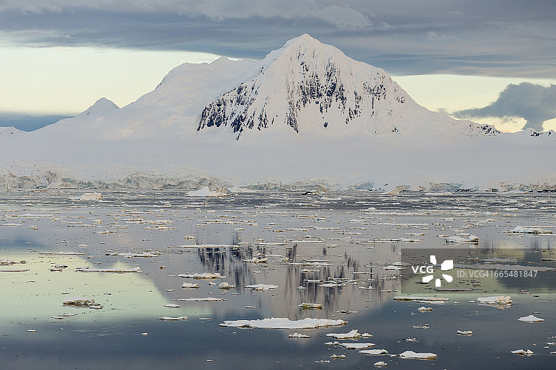 安弗斯岛冰雪覆盖的山峰图片素材