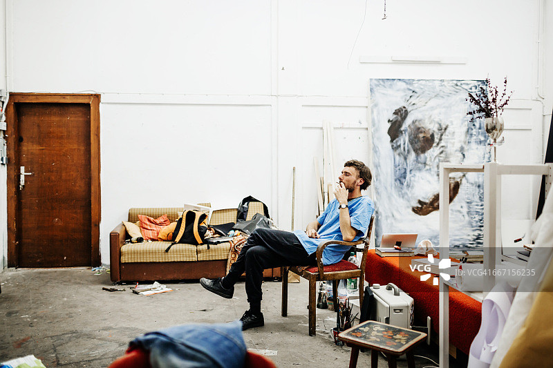 坐在工作室里的艺术家图片素材