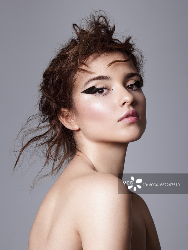 年轻漂亮的女人图片素材