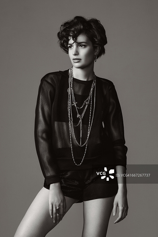 在工作室摆姿势的时尚女人图片素材