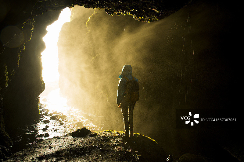 站在潮湿洞穴中的女人图片素材