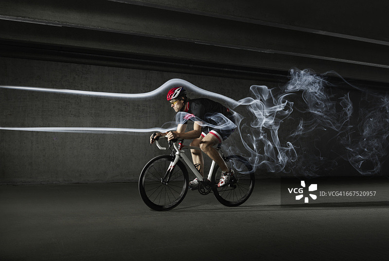 风洞中的自行车男运动员图片素材