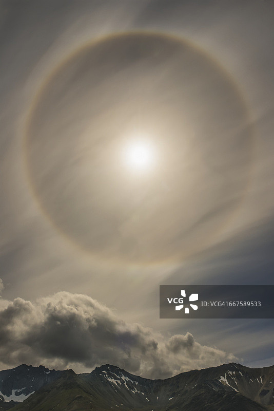 阿拉斯加州克拉克湖国家公园及自然保护区，奇格米特山脉上空出现22度光环图片素材