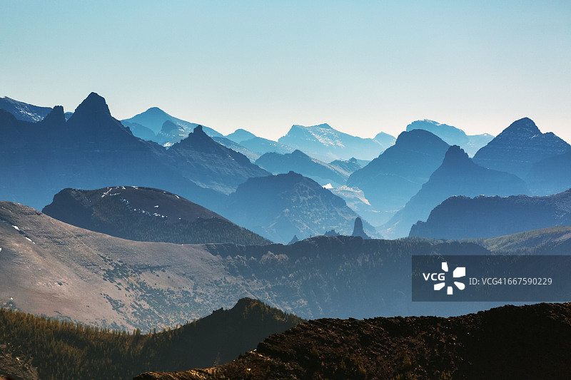 蓝色天空下的山脉层叠剪影图片素材