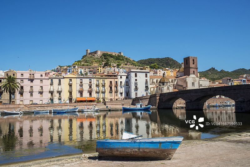 从特莫河看到的博萨和塞拉瓦莱斯城堡图片素材