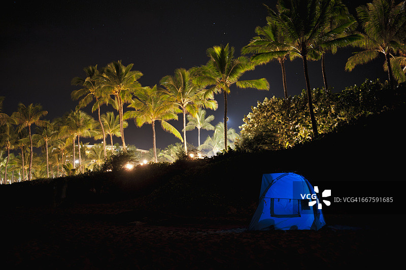 夜晚四季度假酒店附近沙滩上的帐篷图片素材
