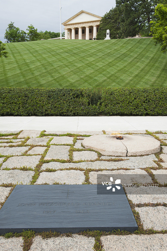 阿灵顿国家公墓肯尼迪总统墓地的长明灯图片素材