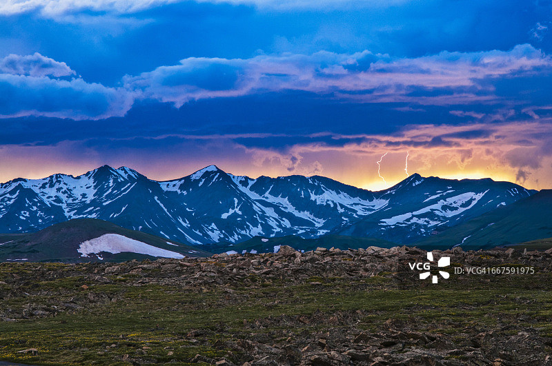 落基山国家公园夏季雷暴期间内弗萨默山脉上空的闪电图片素材