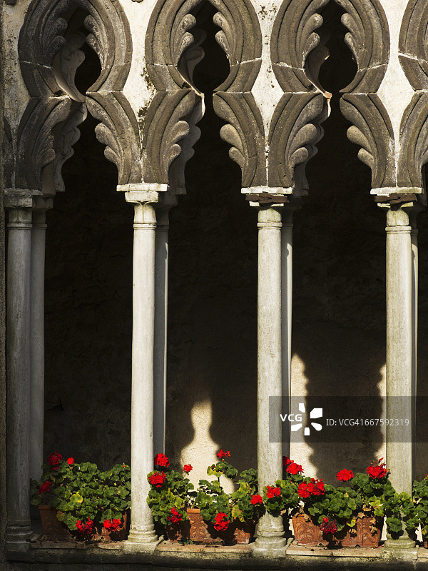 红色花朵点缀壁架的建筑立面和装饰柱图片素材