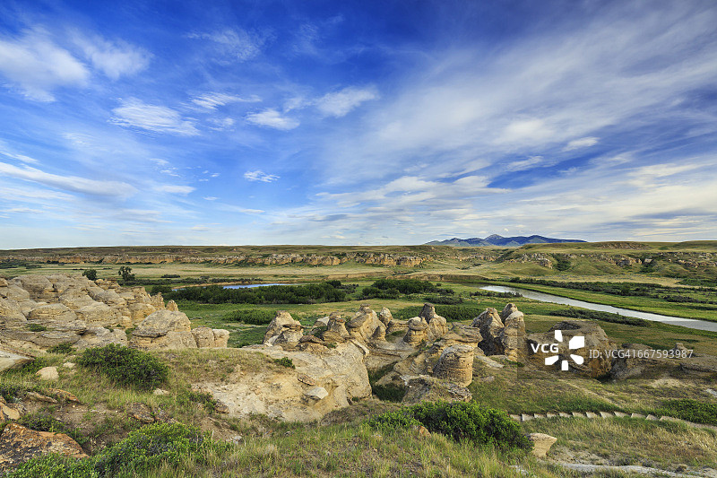 石书省立公园牛奶河谷恶地的石柱图片素材