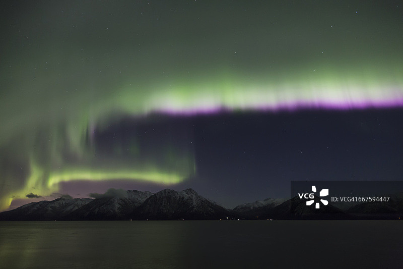 楚加奇山脉和特纳根海湾的北极光图片素材