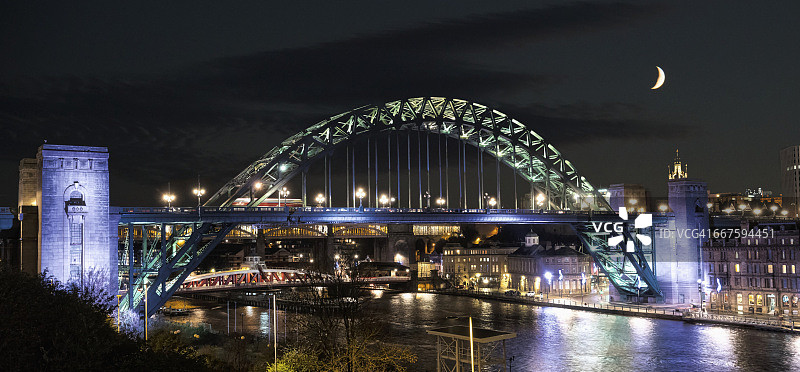泰恩河上夜间照明的泰恩桥和天空中一弯新月图片素材