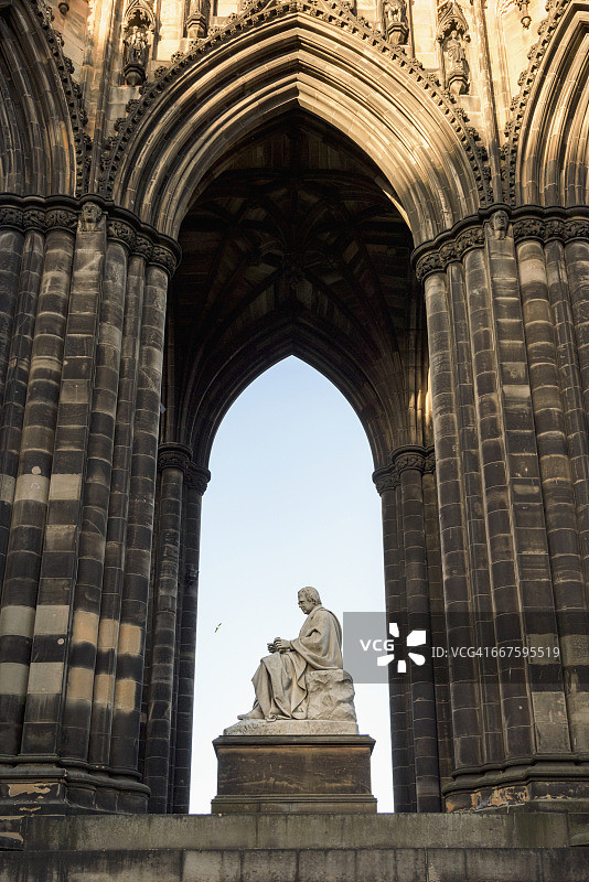 带有拱形壁龛的华丽立面，司各特纪念塔，王子街花园图片素材