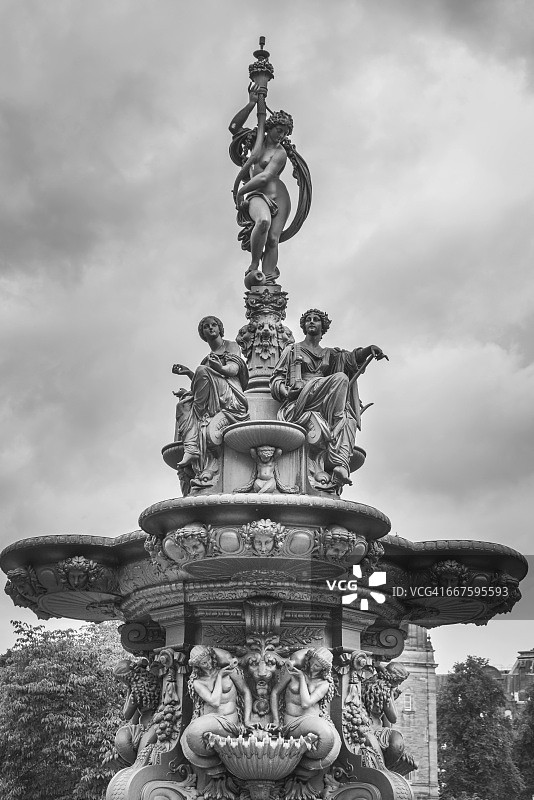 阴天，爱丁堡王子街花园中带有女性雕塑的华丽喷泉（罗斯喷泉）图片素材