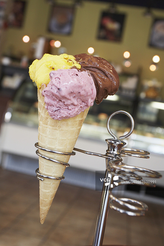 三种不同口味的冰淇淋甜筒图片素材