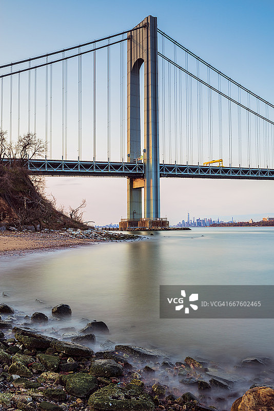 韦拉扎诺海峡大桥日落，沃兹沃思堡图片素材