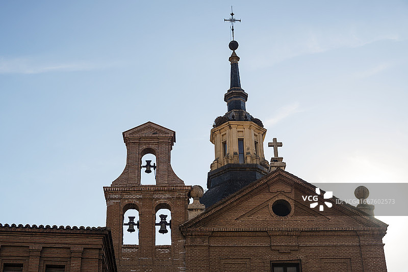阿尔卡拉德埃纳雷斯历史城区的教堂建筑，马德里附近的历史名城图片素材