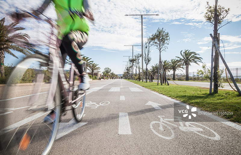 骑自行车者穿着高可视度夹克的模糊运动特写图片素材