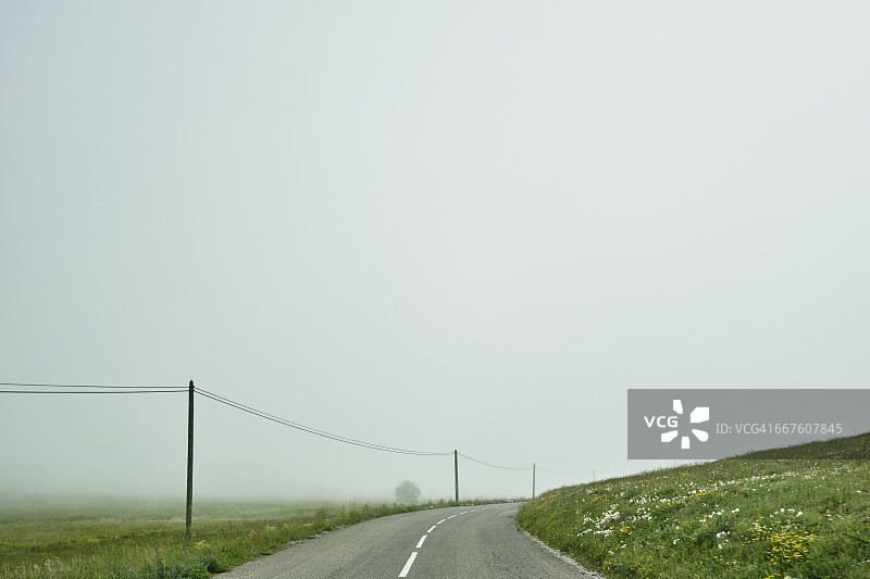 法国滨海阿尔卑斯省古尔东的雾中乡村公路景观图片素材