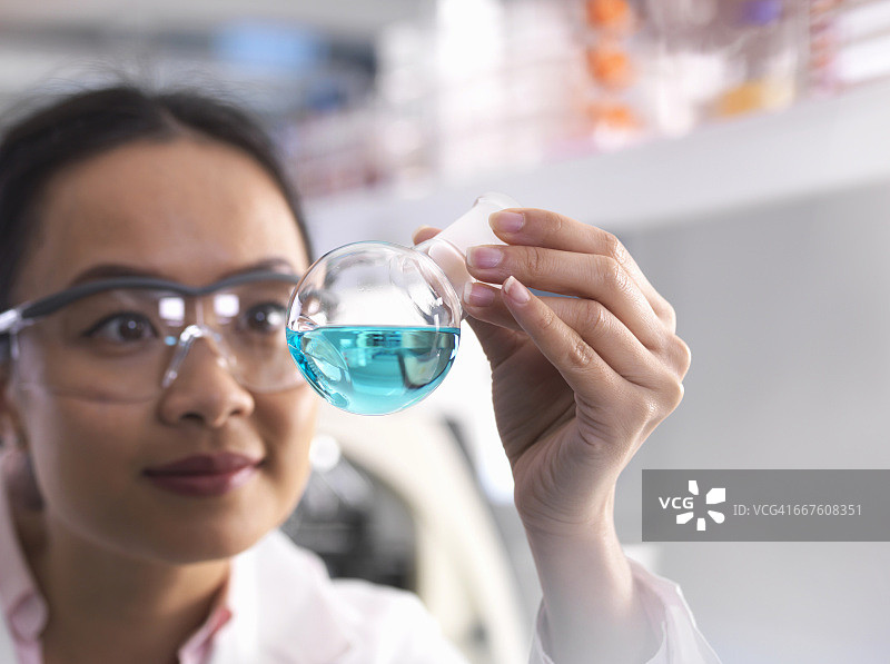 科学家在实验室中准备化学配方图片素材