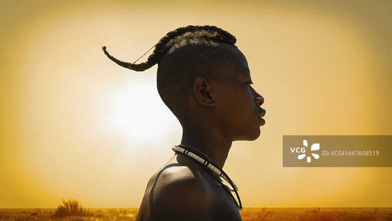 纳米比亚日落时的辛巴男人图片素材